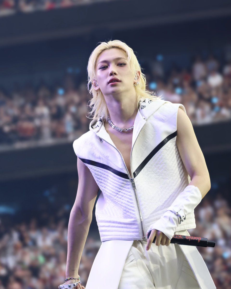 LouisVuitton_JP's tweet image. 現在ワールドツアー中のフィリックス。ロンドンでの公演では、ニコラ・ジェスキエールによるカスタムルックをまとってパフォーマンスを披露。