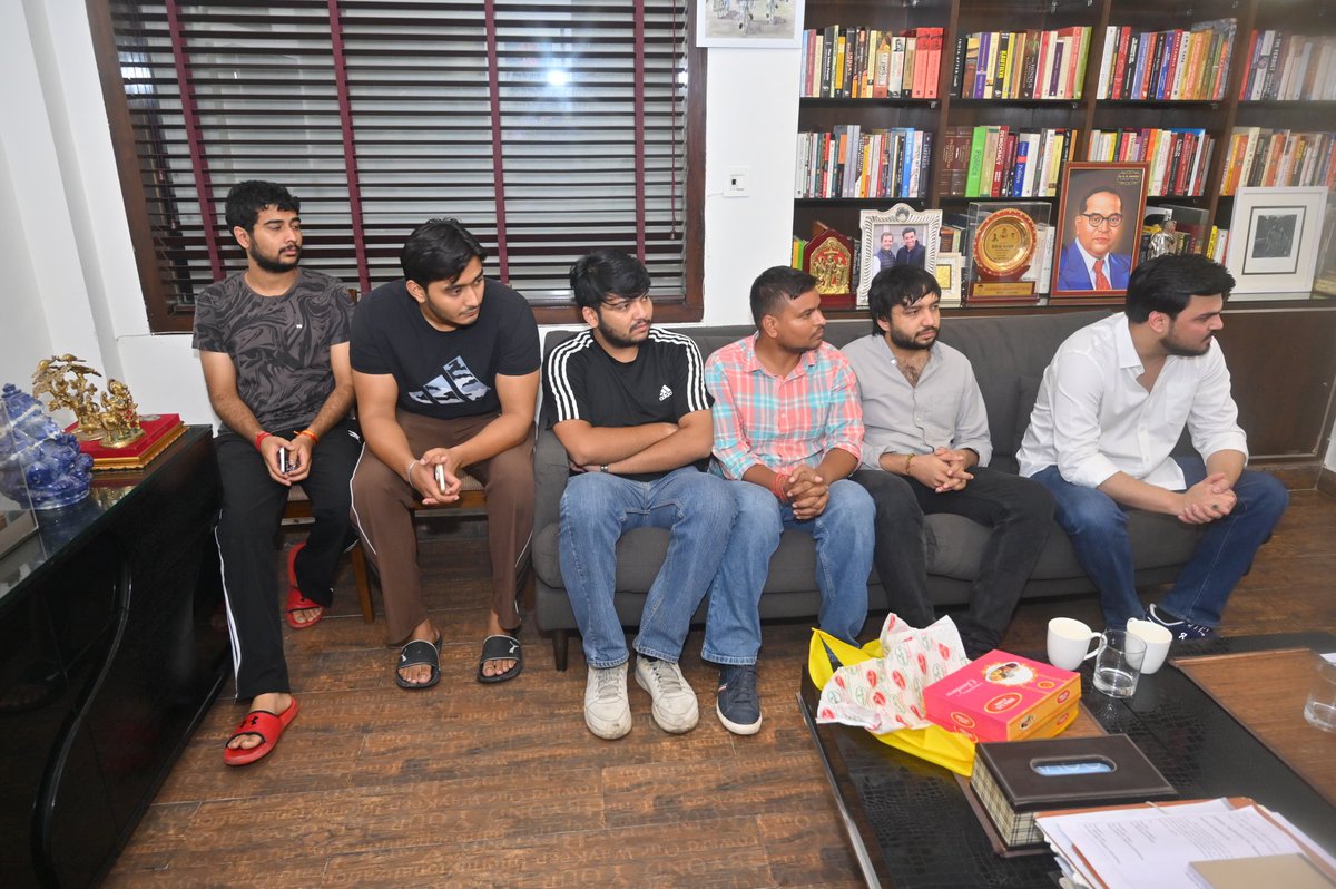 आज <a href="/NSUIDelhi/">NSUI Delhi</a> सदस्य <a href="/KabirgirsaNSUI/">Kabir Girsa</a> ने मुलाक़ात कर आगामी दिल्ली विश्वविद्यालय छात्र संघ चुनाव की रणनीतियों पर चर्चा की!

#DelhiCongress #NSUI