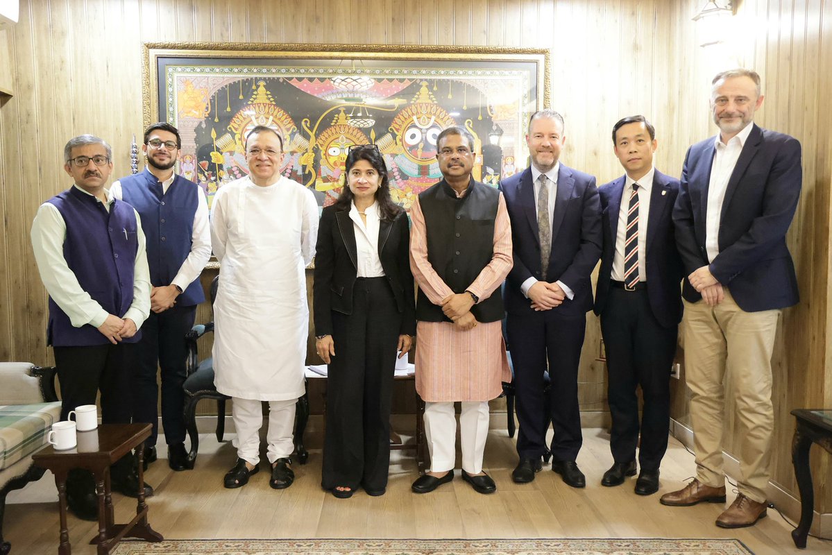 dpradhanbjp's tweet image. Delighted to meet a delegation from the University of London.
@LondonU’s 145-year relationship with India, its pioneering efforts in global learning and strong academic collaborations resonate with the vision of NEP 2020 for a global, inclusive, and innovation-driven higher…