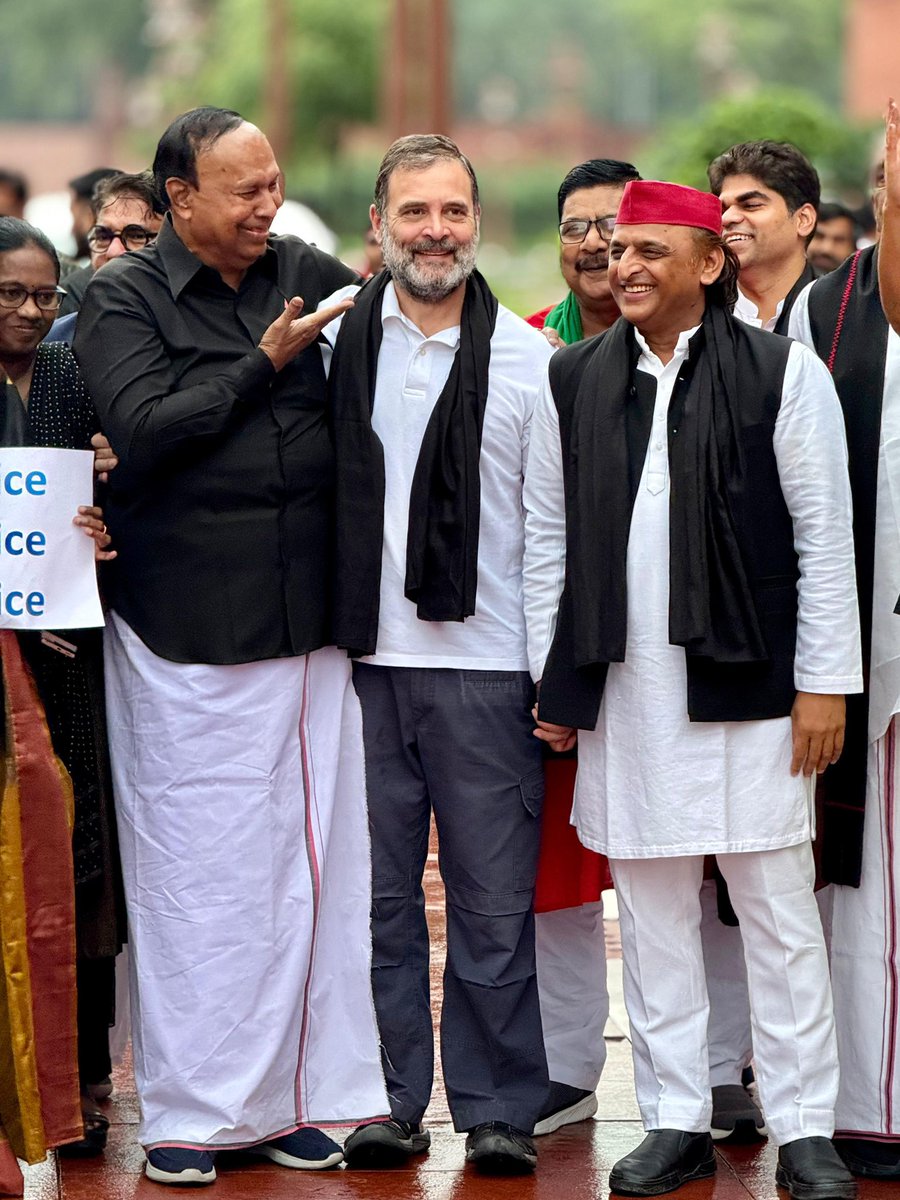 SupriyaShrinate's tweet image. सच में एक बेख़ौफ़ी होती है
एक उन्मुक्तता
एक बेपरवाह हँसी
और हाथ थाम कर आगे बढ़ने की ताक़त ✊🏼