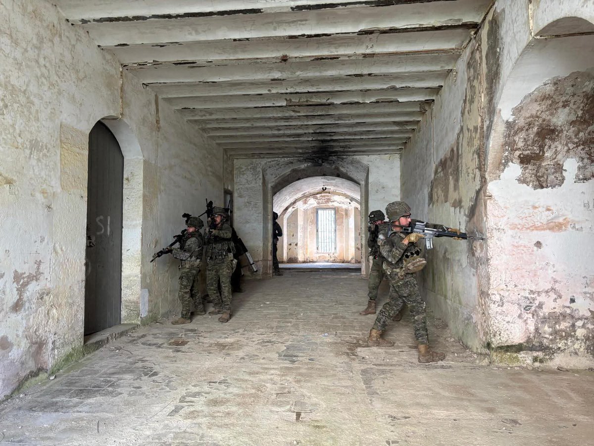 FUTER_ET's tweet image. El Regimiento "Tercio Viejo de Sicilia" Nº 67 realiza ejercicios de combate en entorno urbano, con el objetivo de instruir a su personal en procedimientos de combate en espacios reducidos, potenciando las capacidades tácticas de la Unidad.
#BrigadaExtremadura
#SomostuEjército