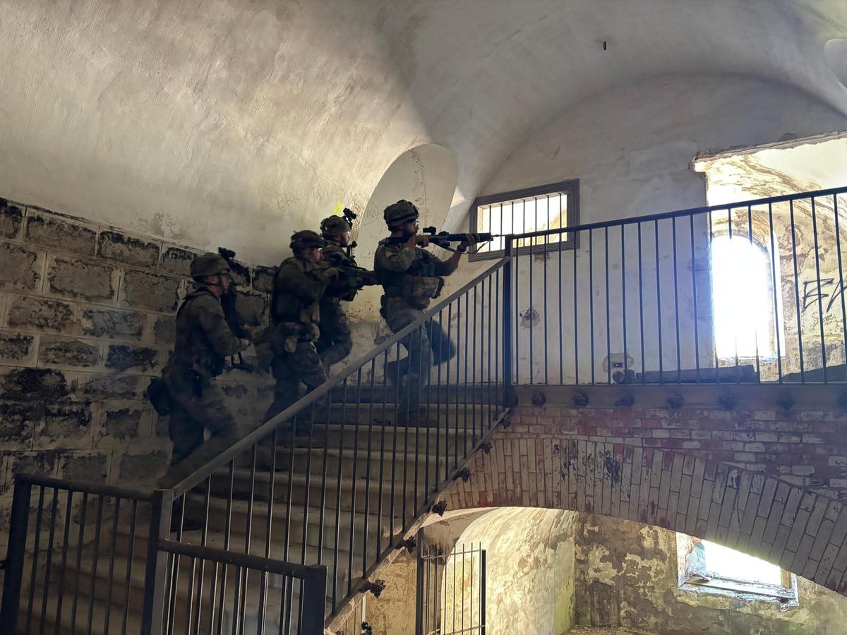 FUTER_ET's tweet image. El Regimiento "Tercio Viejo de Sicilia" Nº 67 realiza ejercicios de combate en entorno urbano, con el objetivo de instruir a su personal en procedimientos de combate en espacios reducidos, potenciando las capacidades tácticas de la Unidad.
#BrigadaExtremadura
#SomostuEjército