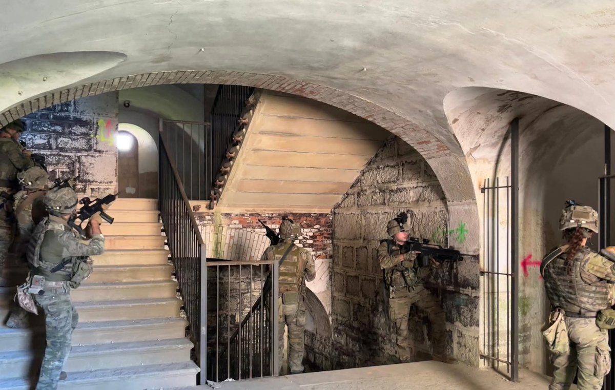 FUTER_ET's tweet image. El Regimiento "Tercio Viejo de Sicilia" Nº 67 realiza ejercicios de combate en entorno urbano, con el objetivo de instruir a su personal en procedimientos de combate en espacios reducidos, potenciando las capacidades tácticas de la Unidad.
#BrigadaExtremadura
#SomostuEjército