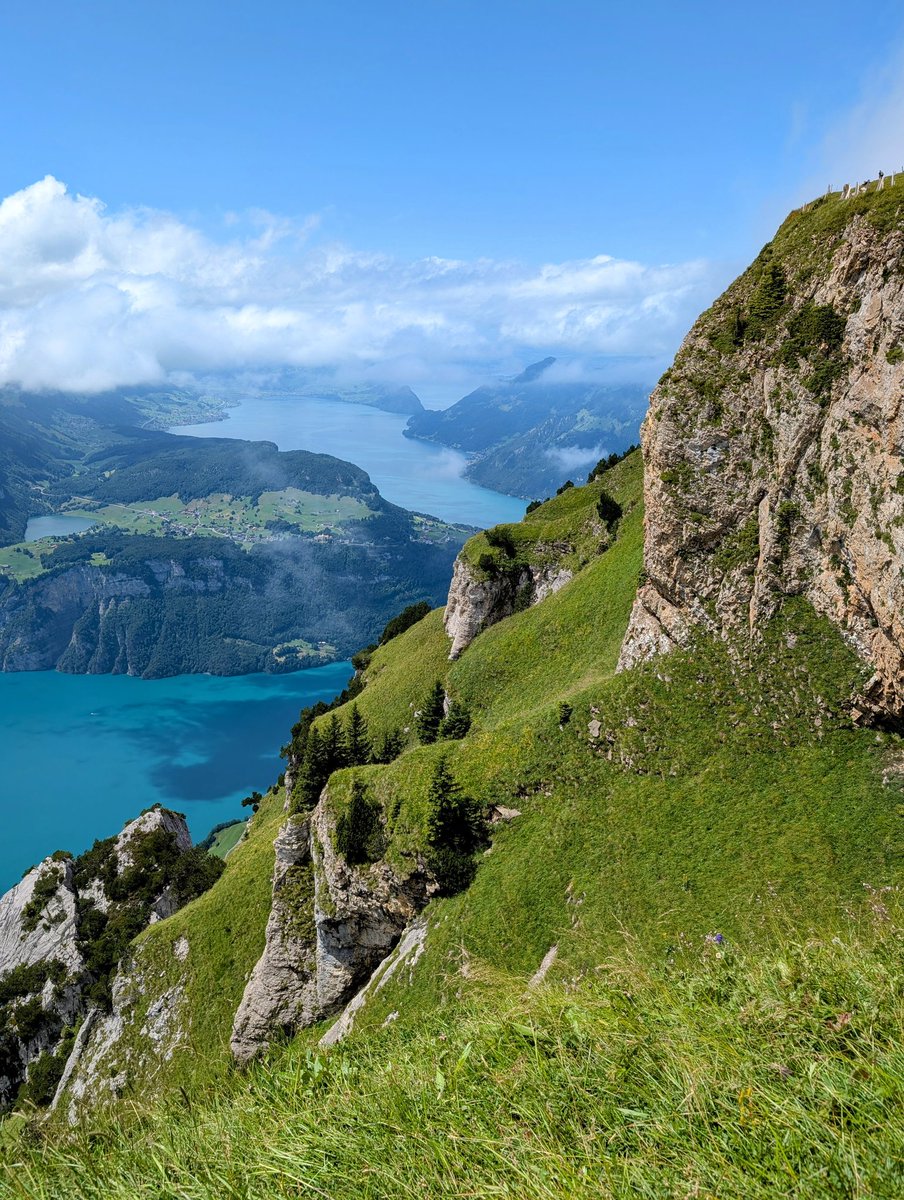 HikingSchweiz's tweet image. A walk along the ridge from Klingenstock to Fronalpstock in Canton Schwyz, Switzerland 🇨🇭. This trail has gotten busier over the years, but with these views, it's easy to understand why!