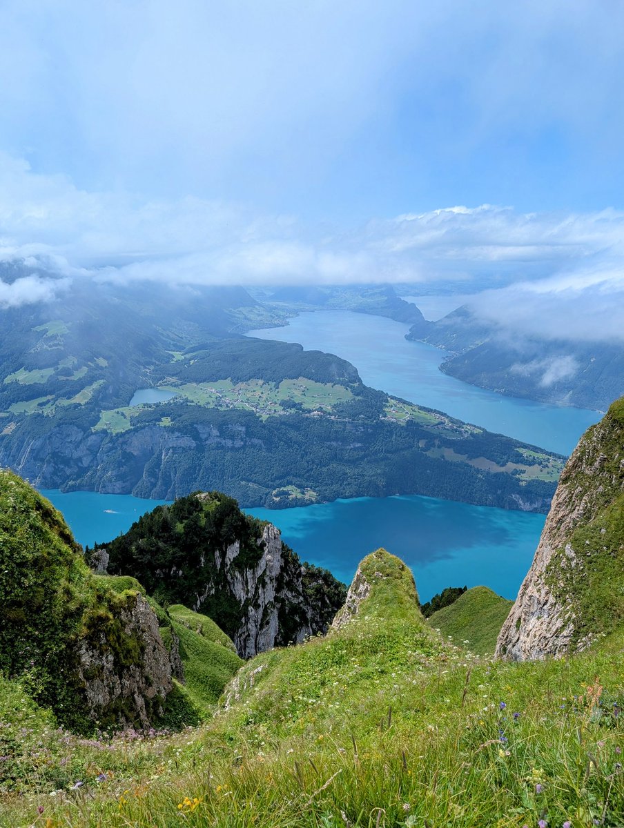 HikingSchweiz's tweet image. A walk along the ridge from Klingenstock to Fronalpstock in Canton Schwyz, Switzerland 🇨🇭. This trail has gotten busier over the years, but with these views, it's easy to understand why!