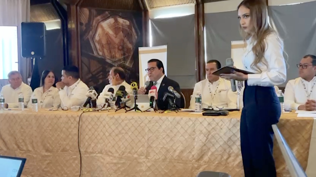 ZonaFreeMX's tweet image. 🔴 La Fiscalía Anticorrupción de Chihuahua lincha mediáticamente a personas por motivos políticos.
—Abelardo Valenzuela se ha negado a ofrecer pruebas que demuestren que no se prestó el servicio de refinanciamiento de la deuda pública en 2019.
👉 zonafree.mx/2025/07/23/la-…