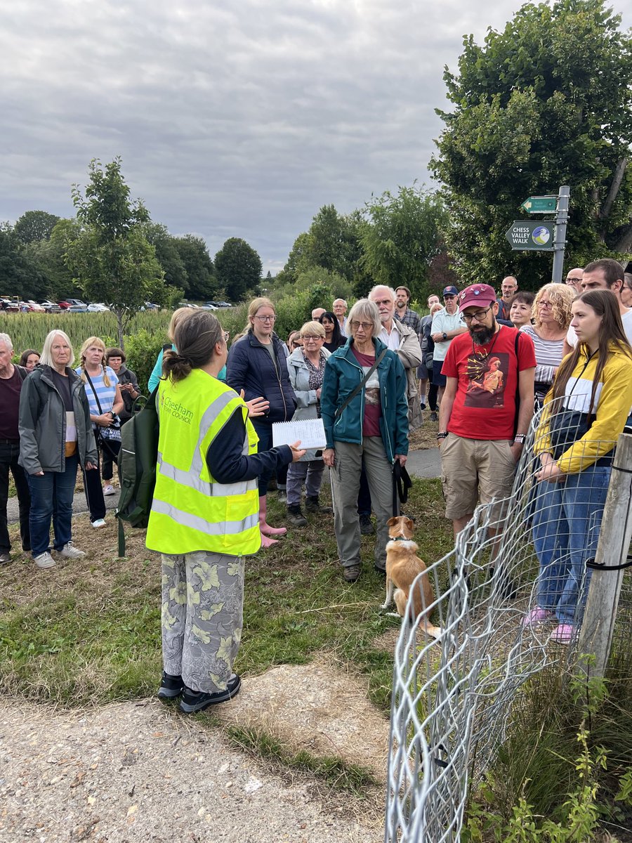 PJennings88's tweet image. Kathryn from the @CheshamCouncil explains the workings of the newly installed sluice. This will enable the control of levels in the main river Chess and the bypass channels. This will reduce flood risk and support habitat. Thanks to the @EnvAgency for attending.