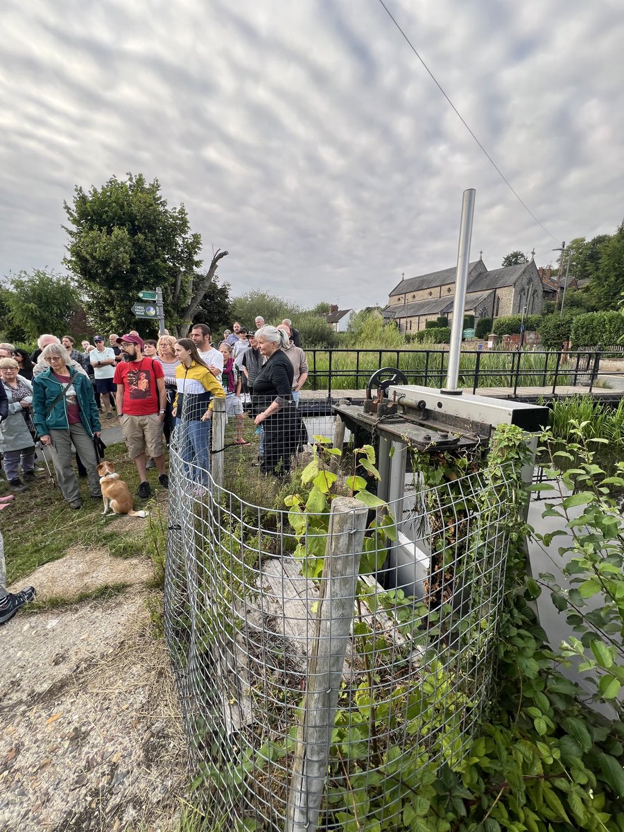 PJennings88's tweet image. Kathryn from the @CheshamCouncil explains the workings of the newly installed sluice. This will enable the control of levels in the main river Chess and the bypass channels. This will reduce flood risk and support habitat. Thanks to the @EnvAgency for attending.