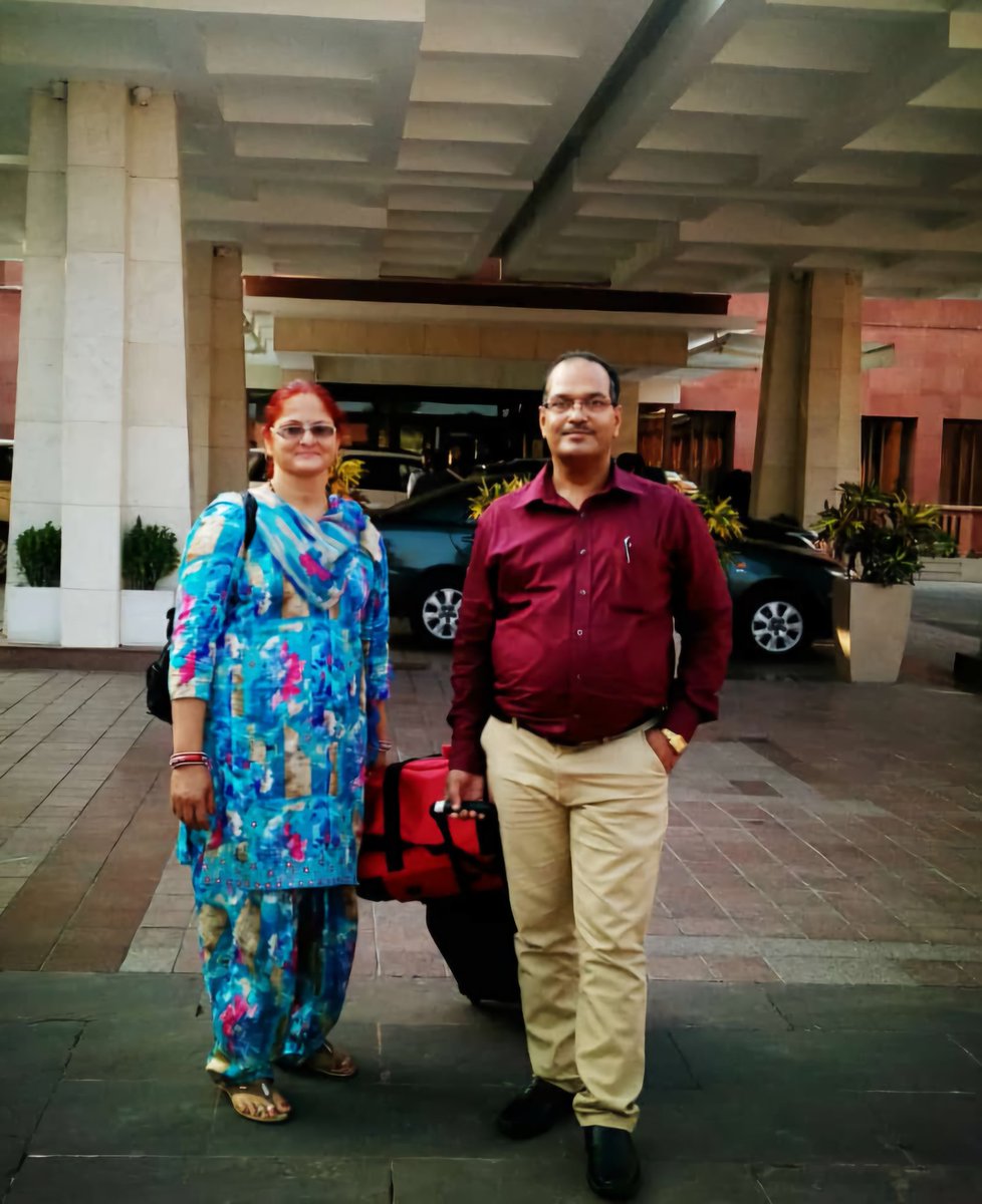 VedaRicha's tweet image. 36 वर्ष का साथ: एक प्रेम कहानी, नित नई, यद्यपि पुरानी।
आज हम अपनी विवाह की 36वीं वर्षगांठ मना रहे हैं, और इस पड़ाव पर आकर मैं अतीत को देखती हूँ तो एक खूबसूरत यात्रा याद आती है। 36 वर्ष, यह मात्र एक संख्या नहीं है, बल्कि अनगिनत यादों, साझा सपनों, चुनौतियों और ढेर सारे प्यार के…
