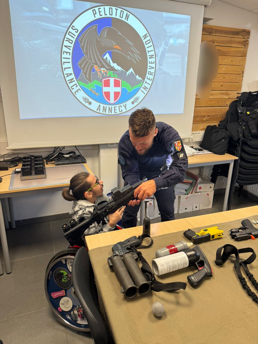 Gendarmerie de la Haute-Savoie (@gendarmerie_074) on Twitter photo 👮♂️🤝 À l’initiative du PSIG d’Annecy, Jared, 14 ans, atteint du syndrome de Cockayne, a vécu une journée unique autour de sa passion pour la <a href="/Gendarmerie/">Gendarmerie nationale</a> .
Un moment fort pour partager ce qui nous unit : passion, engagement, humanité.
#PSIGAnnecy #Solidarité #Gendarmerie 👮♂️🤝 À l’initiative du PSIG d’Annecy, Jared, 14 ans, atteint du syndrome de Cockayne, a vécu une journée unique autour de sa passion pour la <a href="/Gendarmerie/">Gendarmerie nationale</a> .
Un moment fort pour partager ce qui nous unit : passion, engagement, humanité.
#PSIGAnnecy #Solidarité #Gendarmerie