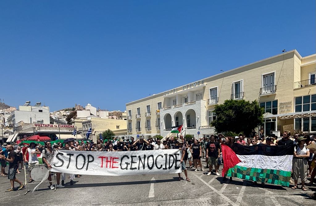 albist's tweet image. Χθες στη Σύρο αναγκάσαμε το ισραηλινό κρουαζιερόπλοιο να φύγει χωρίς να αποβιβάσει τους αμέριμνους πολίτες του γενοκτονικού κράτους.
Ούτε στη Σύρο, ούτε πουθενά
με την Παλαιστίνη ως τη λευτεριά!
#freePalestine #stoptheGenocide
From the river to the sea
Palestine will be free✊🏻🇵🇸