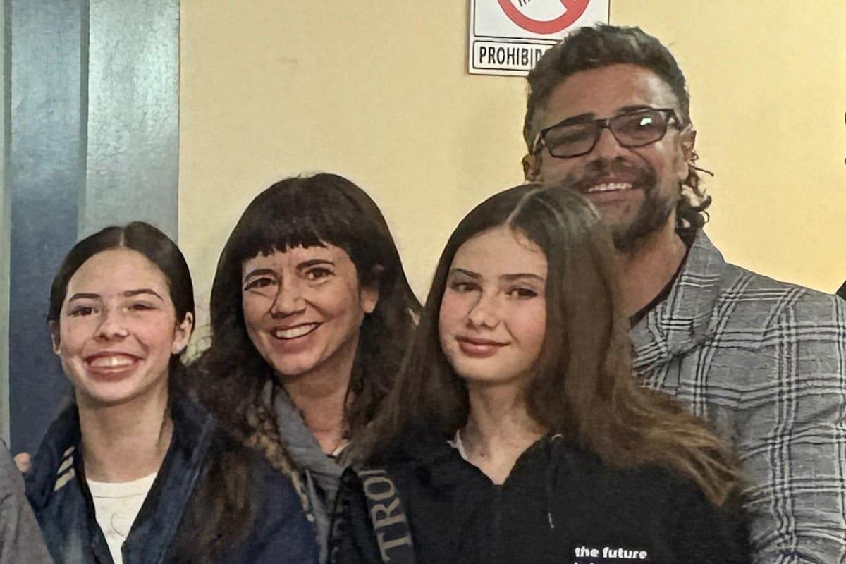 LANACION's tweet image. La salida romántica y familiar de Griselda Siciliani y Luciano Castro junto a sus hijas lanacion.com.ar/espectaculos/p…