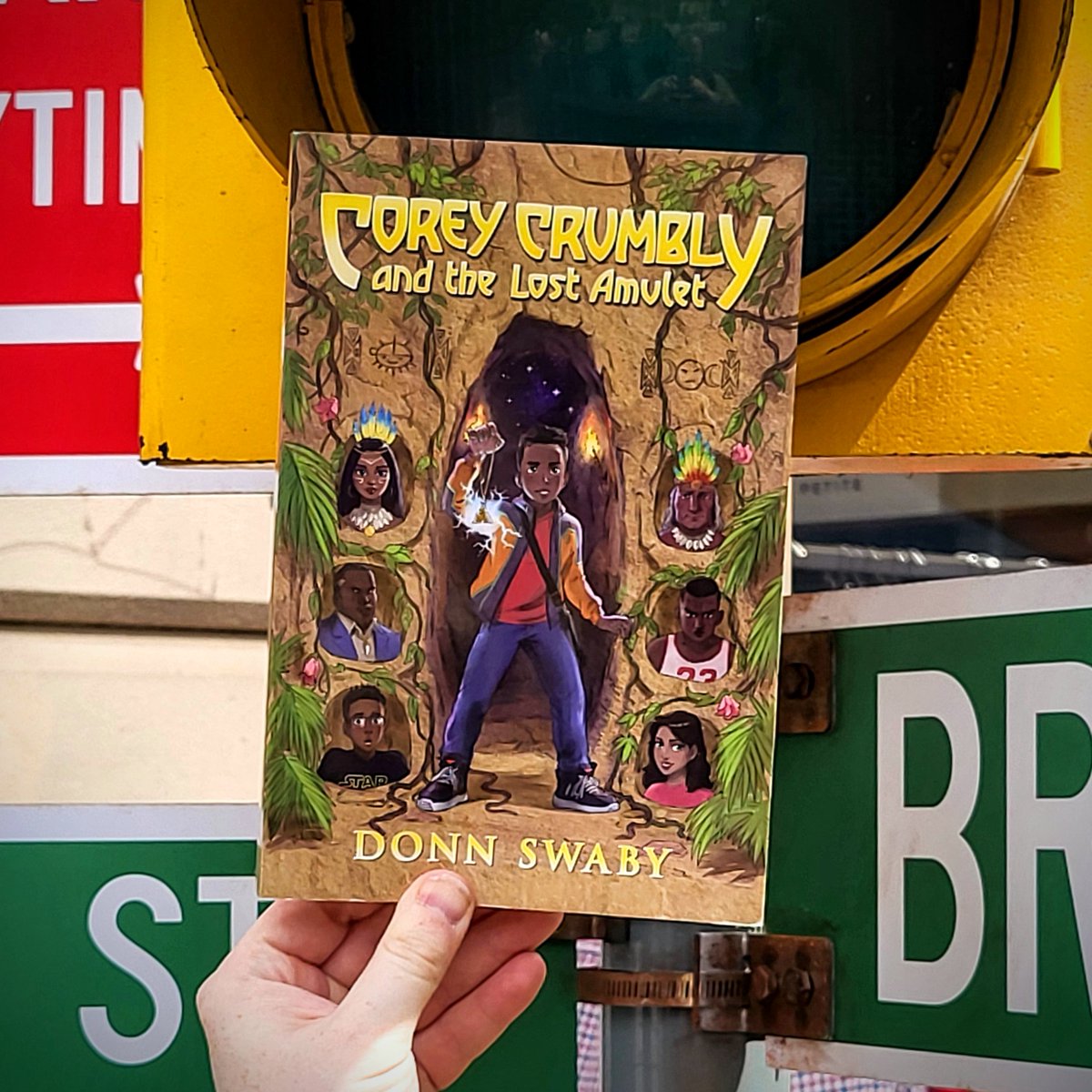 TinyTreeBooks's tweet image. Out now! π§Ώπ½
π All Corey Crumbly wants is to win a retro arcade tournament in honour of his dadβ¦ but destiny has bigger plans.
Inspired by classic adventure Corey Crumbly and the Lost Amulet by @Donn_Swaby is available now: amzn.to/3XnlgmL
#kidlit
