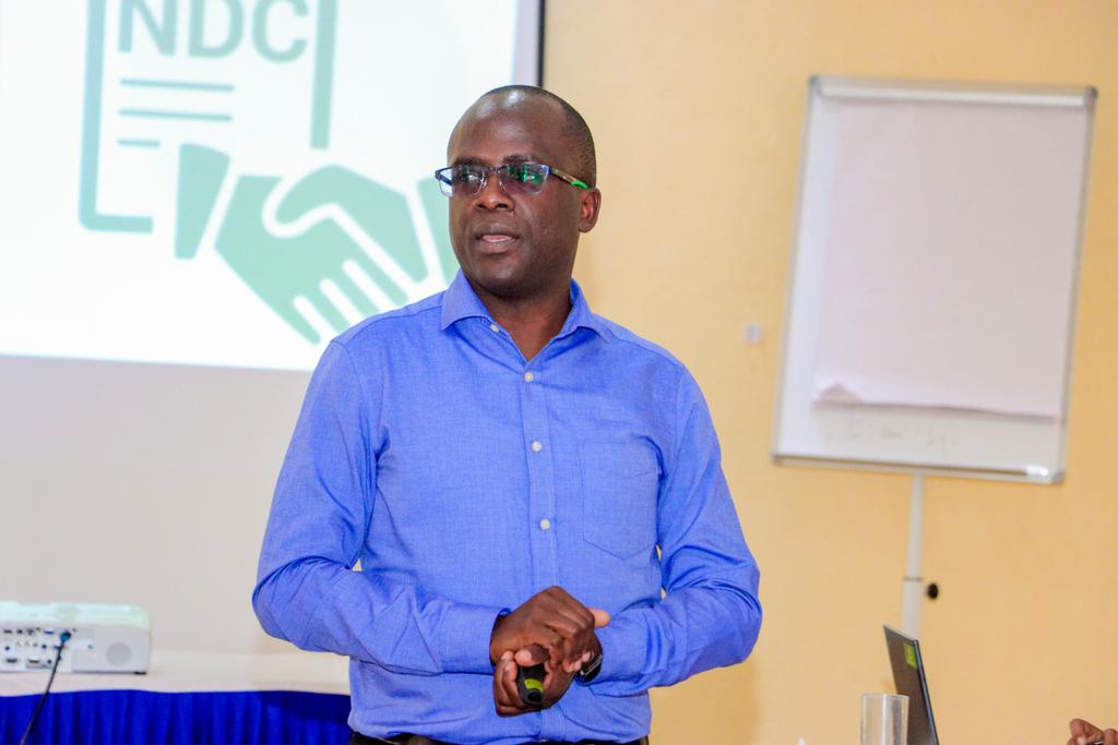MuemActionPost's tweet image. Bob Aston from @ALINEAfrica shared vital insights on Climate Policy Frameworks and Negotiation Processes with young leaders during the Pre-LCOY in Kajiado. He emphasized the need for youth to understand global talks, influence policies, and drive impactful climate solutions.