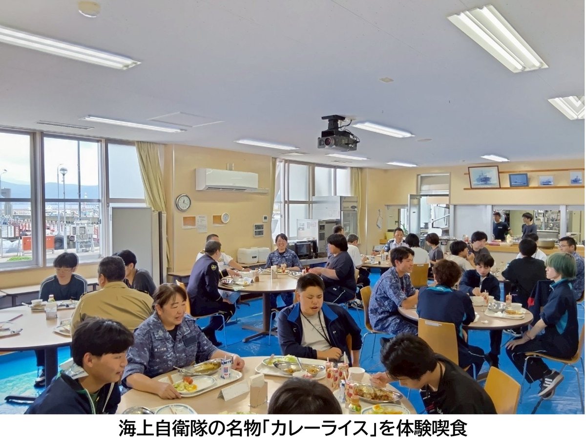 sapporo_PCO's tweet image. 南部地区隊は7月17日(木)、 #北海道札幌月寒高等学校 の #総合的な探究の時間 における活動を支援しました。参加した生徒の皆さんは、#余市防備隊 にて体験喫食やロープワークを行い、ミサイル艇にも乗船して頂きました。色々な体験を通じて、自衛隊の活動に親しんでいただけたようです。
#自衛隊