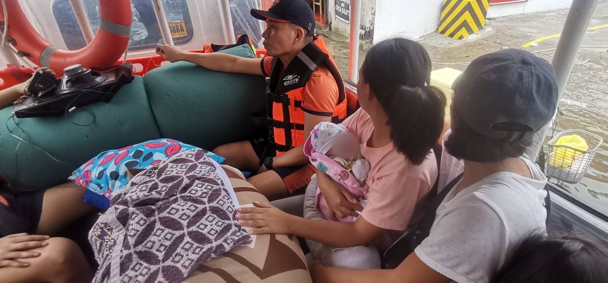 coastguardph's tweet image. Kabilang ang isang buntis na ina at isang sanggol sa mga inilikas ng PCG sa kasagsagan ng baha sa Barangay Hulong Duhat na matatagpuan sa ilalim ng Malabon Bridge ngayong hapon, ika-23 ng Hulyo 2025.
✍️tinyurl.com/552mdmer
#DOTrPH🇵🇭
#CoastGuardPH
#MaritimeSectorWorks