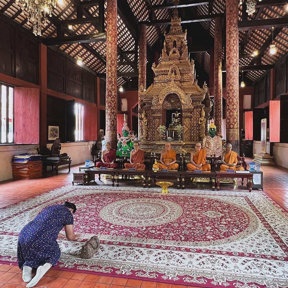 Pod wpływem presji zagranicznych linii lotniczych oraz biur podróży rząd Tajlandii wycofał się z planów wprowadzenia podatku wjazdowego 300 bahtów dla turystów przylatujących samolotem. Zrezygnowano też z opłaty 150 bahtów za wjazd drogą lądową lub morską.
pasazer.com/news/468191/3