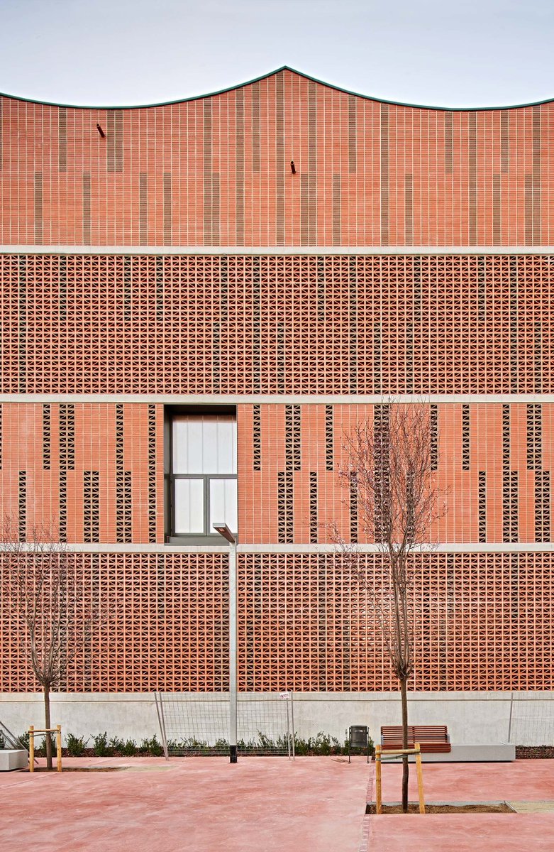 CIArquitectonic's tweet image. #MiercolesEnLadrillado, "Polideportivo Camp del Ferro por AIA, BB Arquitectes y Gili Galfetti"
..una cubierta formada por unas suaves bóvedas invertidas que lo enlazan con el orden y la presencia de las cubiertas de las naves vecinas ✍️V.Ozuña
metalocus.es/es/noticias/vi… @METALOCUS