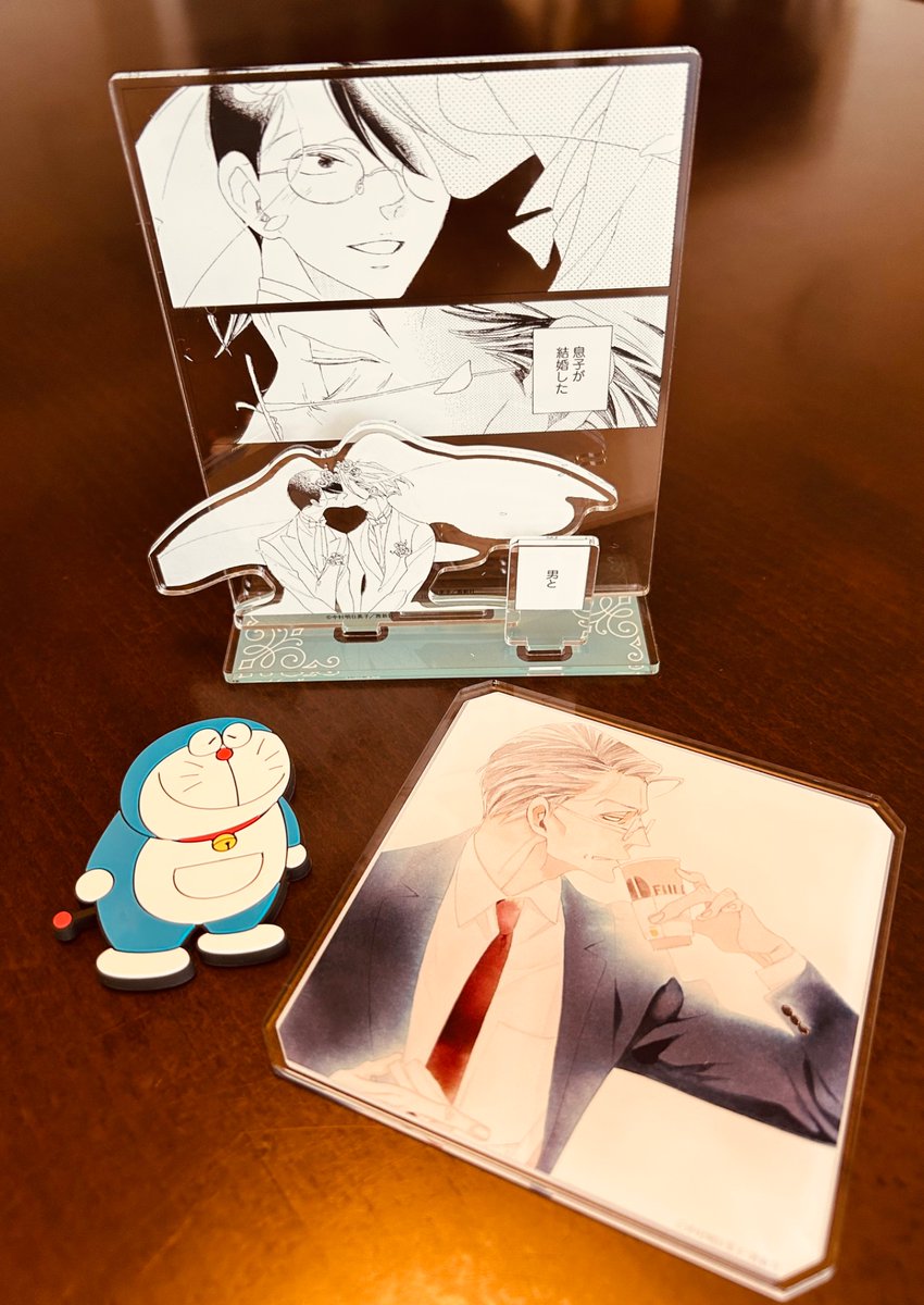 asmk_gengaten's tweet image. こちらは有償特典のアクリルコースターとアクリルスタンドです！
アクスタって組み立てるのちょっと緊張するね🫨
父コースター、ホットコーヒーのフタ取らないと飲みづらい勢。私も。[中]