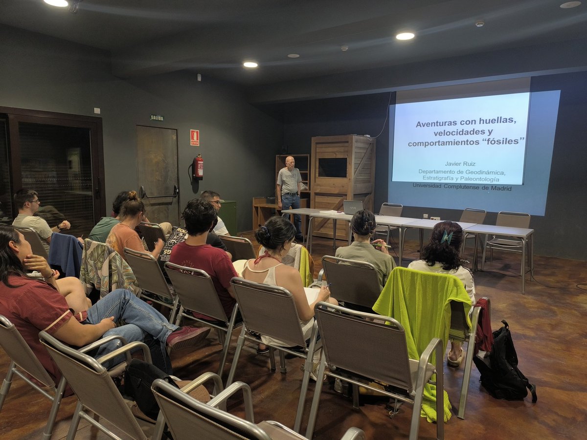 toriceslab's tweet image. Ayer los estudiantes del curso de paleoicnologia de huellas de dinosaurios pudieron disfrutar de la conferencia del Dr. Javier Ruiz de la @geologicasUCM @unicomplutense sobre cálculos de velocidad en huellas de dinosaurios. @IcnitasEnciso @InstitutoIER @BarrancoPerdido