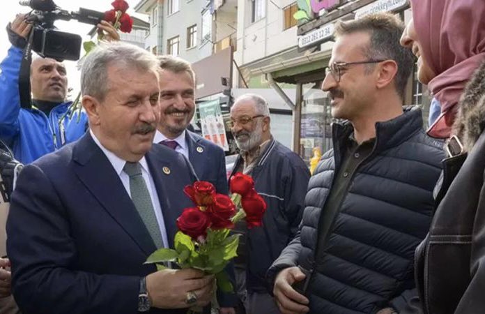 Büyük Birlik Partisi olarak, DEM Parti’nin bu açıklamasına, ellerinde binlerce şehidin kanı dillerinde barış olan bu sözde demokratlara cevabımız nettir.

 ‘Ayinesi iştir kişinin lafa bakılmaz.
Şahsın görünür rütbe-i aklı eserinde.’ 

Kamuoyunu asıl yanıltanlar, bölücülük ve kaos