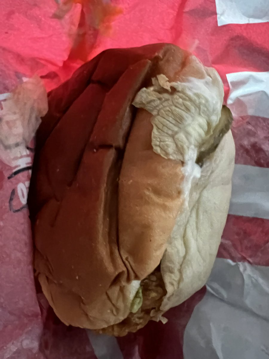 maumgil's tweet image. 오늘은 아침부터 계속된 국정기획위 회의로 식사할 시간이 없어서, 국회 본회의 다녀오는 차 안에서 햄버거로 아침과 점심을 동시에 해결합니다.
저녁은 늦게라도 든든하게 챙기겠습니다~^^