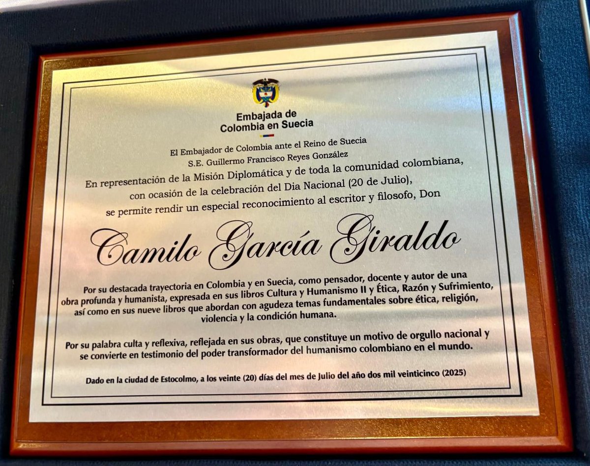 Este es la placa de reconocimiento que recibí de la embajada colombiana en Suecia por mi obra y mi trayectoria intelectual.