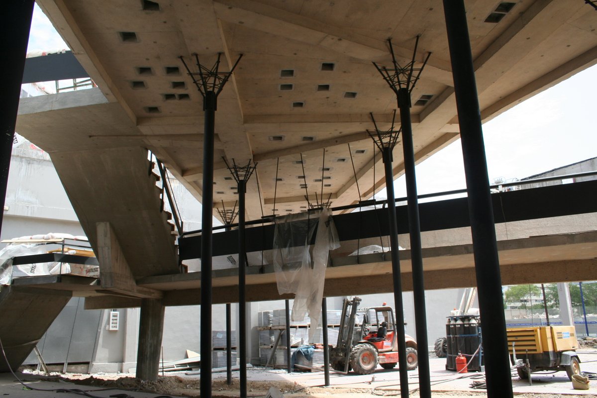 La Mina té una peça arquitectònica singular que manté el vincle entre el passat i el present. És la balconada de l’antic Centre cívic, obra d’Enric Miralles i Carme Pinós. Ara, part de l'actual l'Espai Cultural. Sempre, un lloc de trobada de la comunitat. t.ly/j_bAU