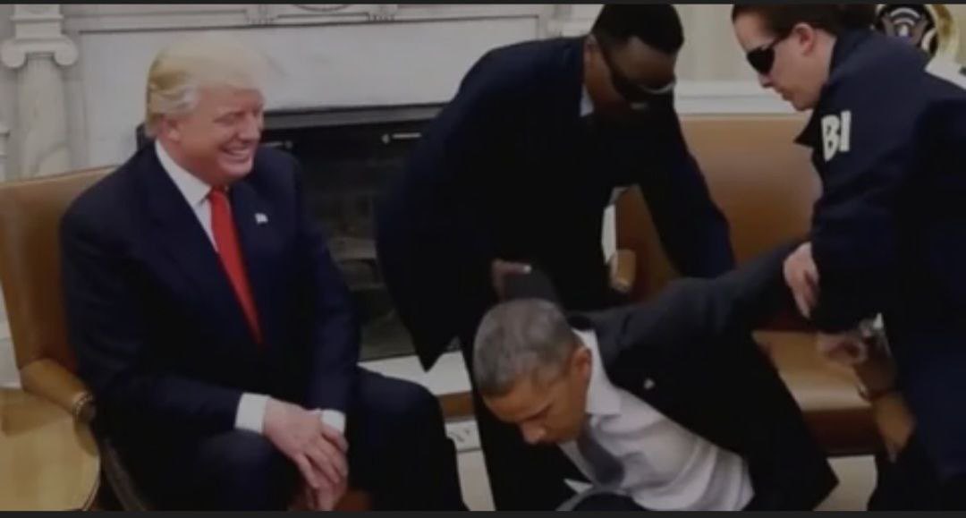 Трамп  объявил, что Обаму, Байдена и Хилари Клинтон ждут уголовные дела))
Ещё и картинкой с ИИ сопроводил.
Мстит им потому, что они хотели посадить его! 
В Америке все интереснее, запасаемся попкорном и будем смотреть))