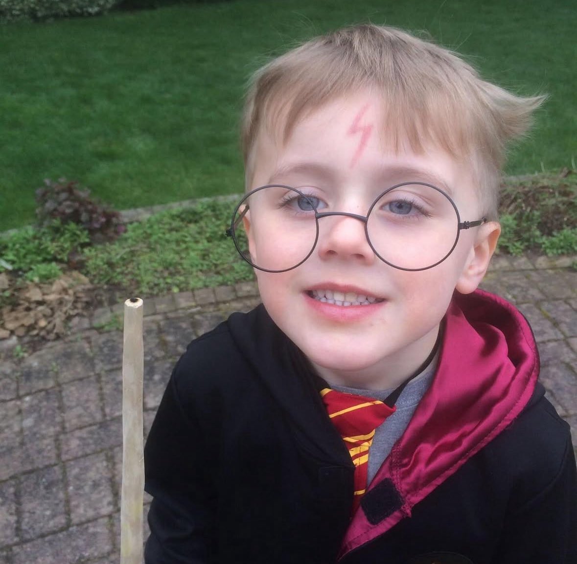 WW_Direct's tweet image. Amos Kitson (Dudley Dursley in the HBO series) has shared a new photo of himself dressed as Harry Potter
“Wow! Thank you for all the followers and comments about me playing Dudley! This last week has been so much fun 😀 Your favorite muggle - Amos aka Dudders!”