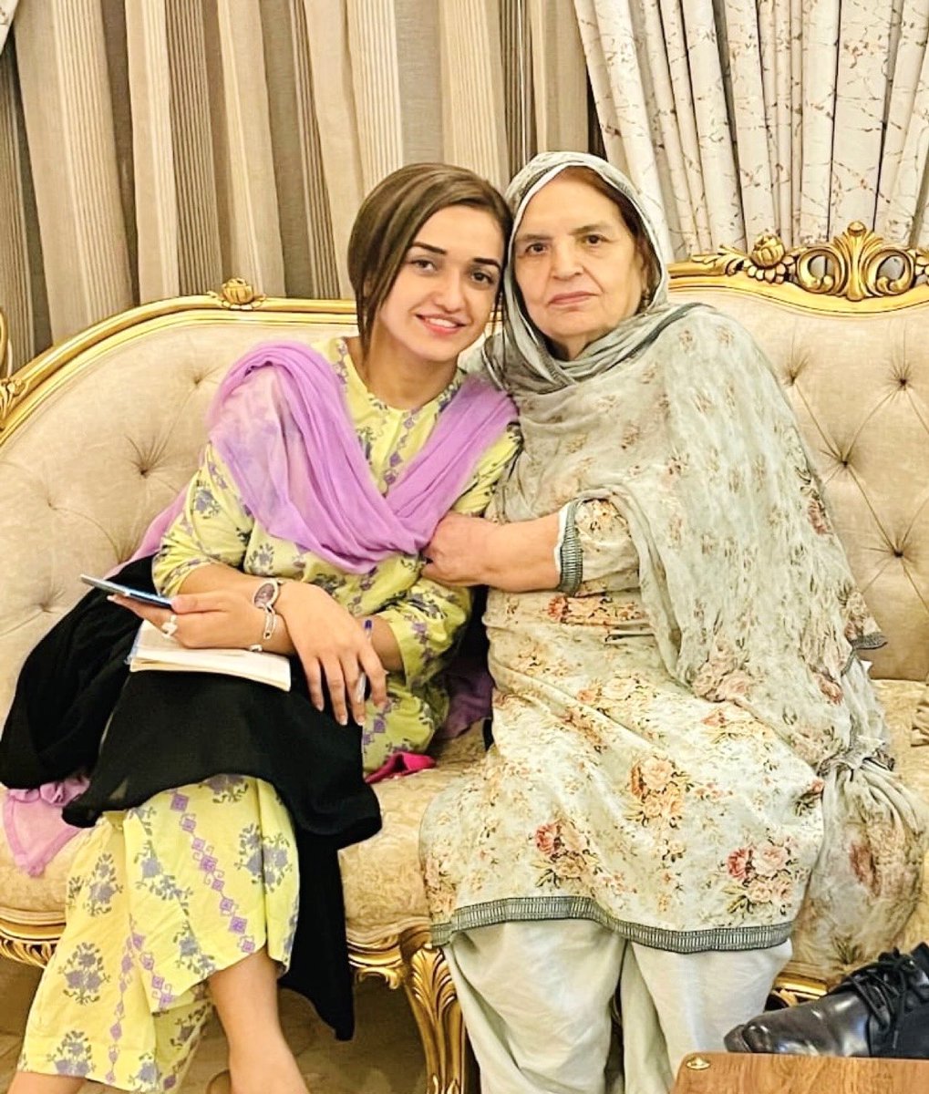 sanamkh22's tweet image. کل جب گوجرانوالہ پولیس سے بچ کر نکلے تو ریحانہ آنٹی نے وہاں سے نکلنے میں میری مدد کی ہم اُن کی طرف گئے وہاں گاڑی تبدیل کی اُن کی بہو عروبہ ڈار مجھے بحفاظت واپس پہنچانے کے لیے خود ساتھ ڈراپ کرنے آئیں اس سارے وقت میں عمر بھائی فون پر رابطے میں رہے ❤️