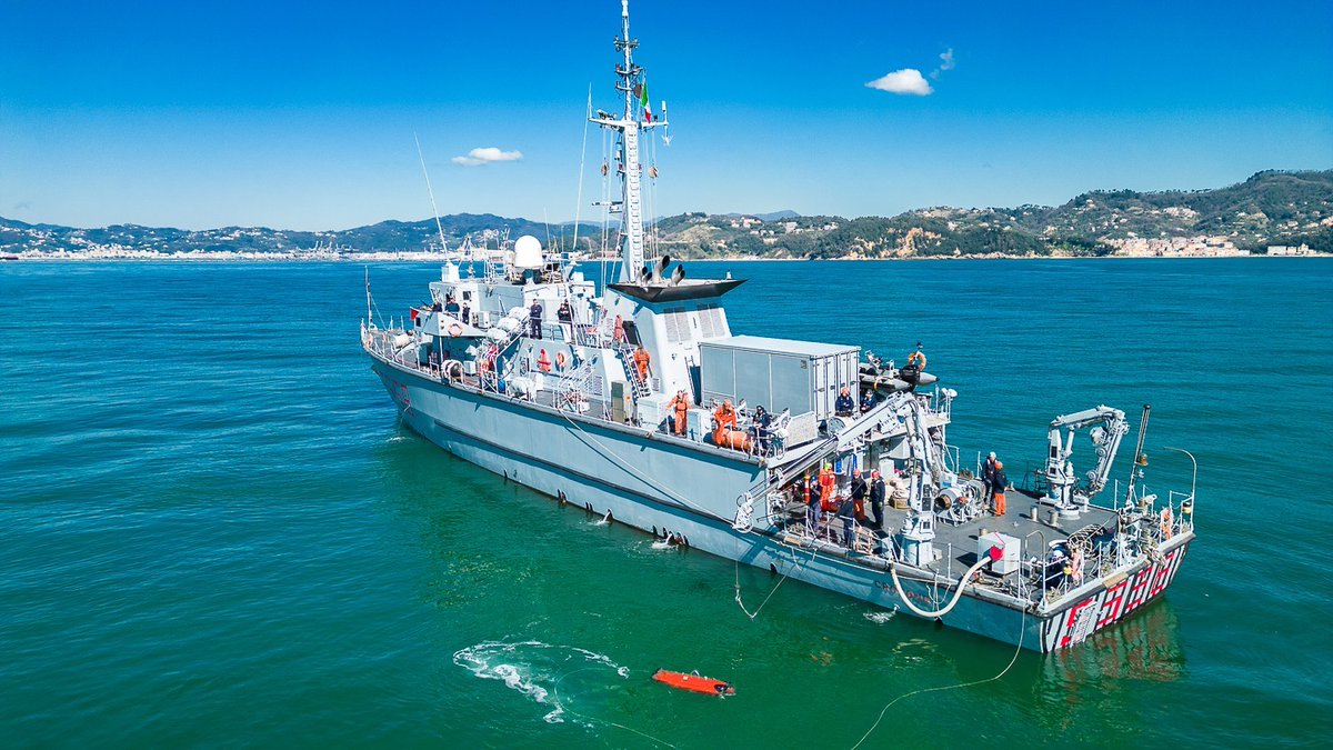 ItalianNavy's tweet image. #NaveCrotone consegue la certificazione MAREVAL, lo standard #NATO che attesta la prontezza operativa delle Unità Navali che partecipano alle operazioni sotto l’egida dell’Alleanza Atlantica.
Il cacciamine, nelle acque del golfo della Spezia, ha svolto esercitazioni semplici e…