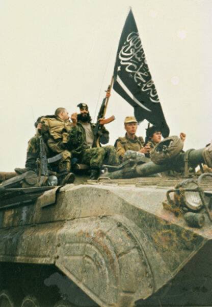 inpic0's tweet image. #صورة عام
1996
يوم انسحبت جحافل الروس من الشيشان صاغرةً بعد هزيمتها في الحرب الأولى، مجبرةً وفي مشهدٍ خالد، اعتلى أبو الوليد الغامدي إحدى دباباتهم، رافعًا راية التوحيد خفّاقةً فوق رؤوسهم، يقودهم إلى خارج الشيشان أذلّة صاغرين، شاهدًا على أن النصر لله ولعباده المؤمنين..