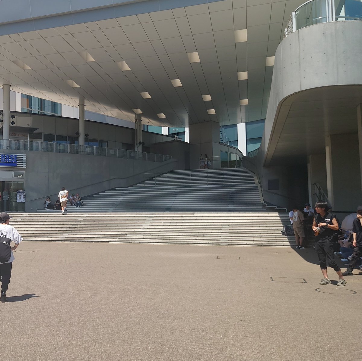 SSkakinonatsuki's tweet image. 一見なんの変哲もない階段だが一部の人間にはとてもテンションが上がる場所である