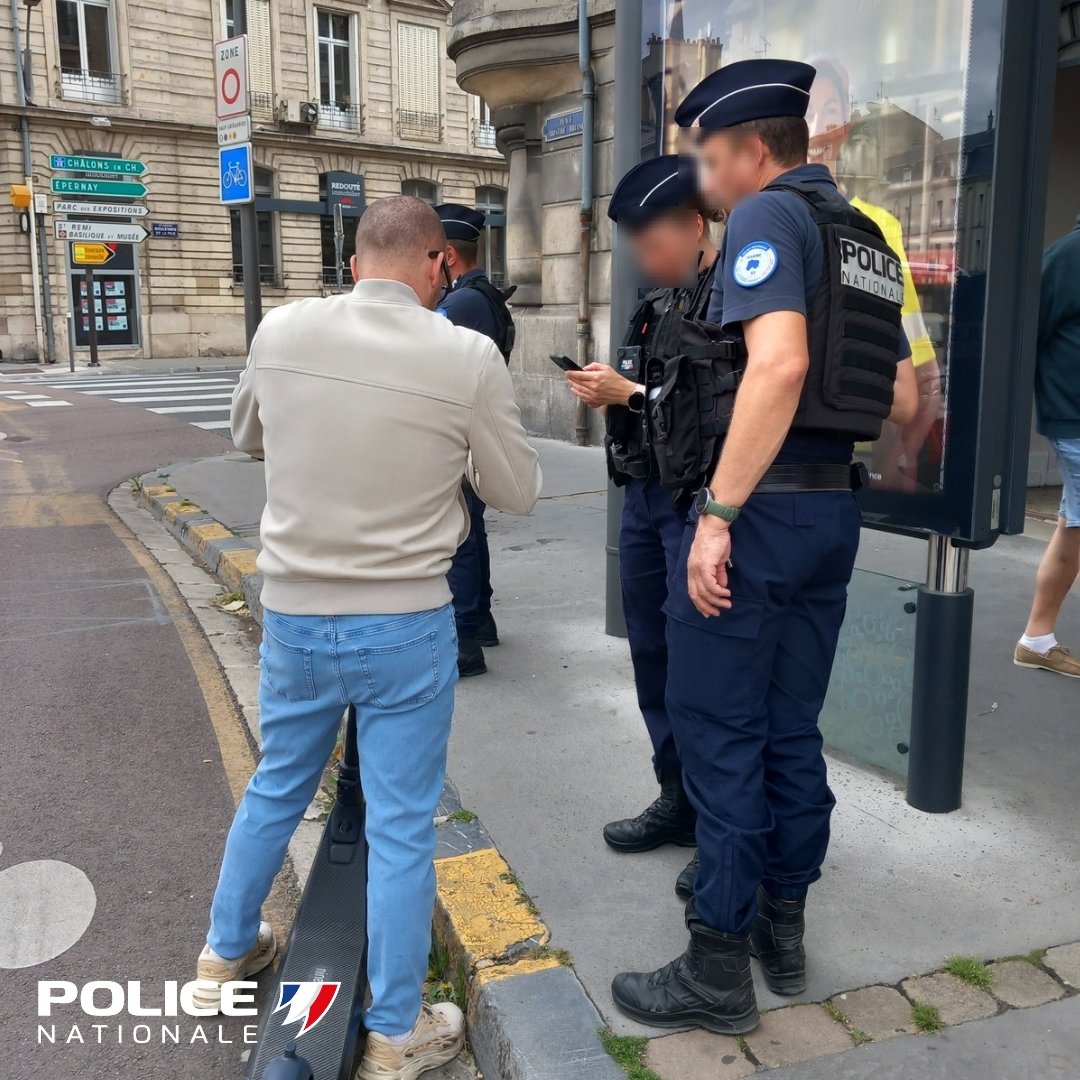 #Sécurité | Hier, les 👮‍♂️👮‍♀️ de #Reims, accompagnés de la police municipale, ont mené une opération de contrôle et de prévention sur les trottinettes, place Aristide Briand.

➡️ 13 🛴 contrôlées
➡️ 6 non présentations d'assurance
➡️ 1 port d'écouteurs
➡️ 1 circulation à contresens