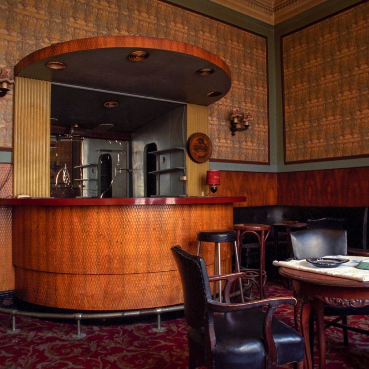 74frankfurt's tweet image. Cocktail Lounge at the George Hotel, 235-245 Buchanan Street, Glasgow. The hotel was a popular film location, notably for scenes in the movie Trainspotting, and its closure in 1998 marked the end of its life as a hotel. Pic: Michael Prince