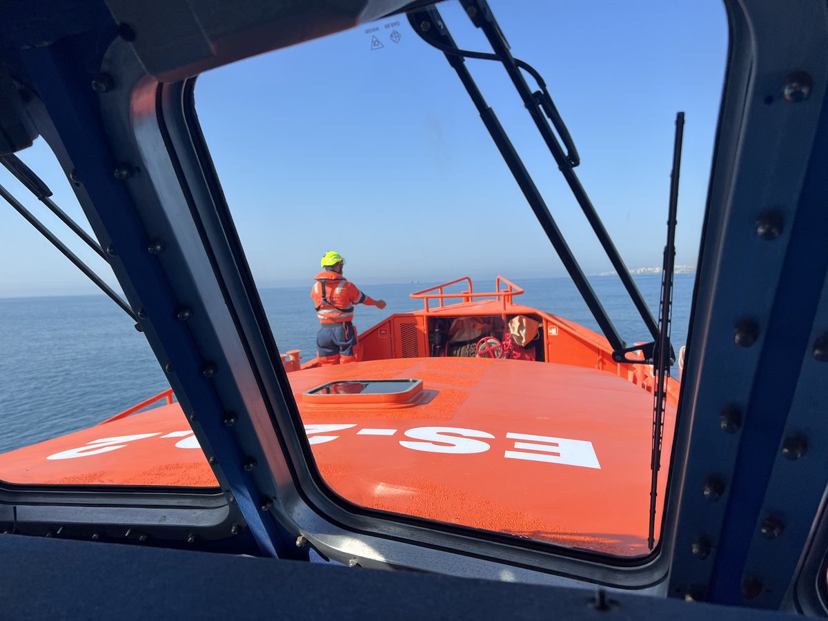 Nuevo susto en #Malaga , cuando <a href="/guardiacivil/">Guardia Civil</a>  nos informa que hay 2 menores en paddle surf de color azul a la deriva frente al chiringuito "Las niñas" en Torre de Benagalbón. Nuestro CCS Tarifa moviliza de inmediato a la Salvamar Alnitak y al helicóptero Helimer 220. Los vecinos