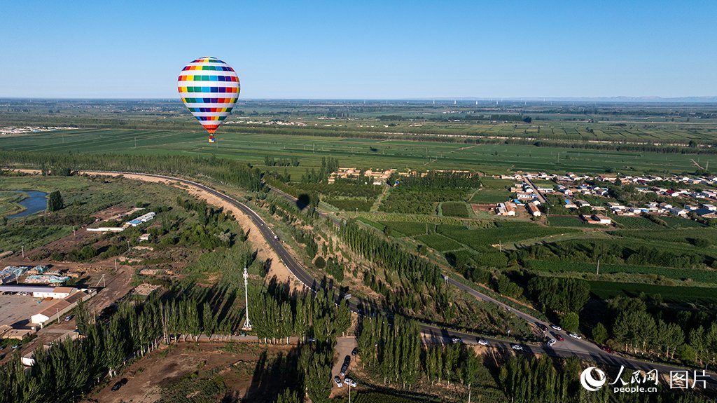PDChinaLife's tweet image. Catch the colors, rise with the breeze, and let joy soar! In Dengkou County, north China&apos;s Inner Mongolia, a nationwide hot air balloon competition filled the sky with breathtaking bursts of color.