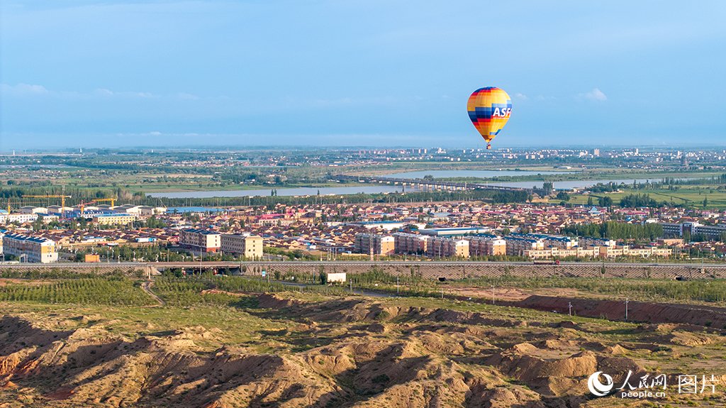 PDChinaLife's tweet image. Catch the colors, rise with the breeze, and let joy soar! In Dengkou County, north China&apos;s Inner Mongolia, a nationwide hot air balloon competition filled the sky with breathtaking bursts of color.