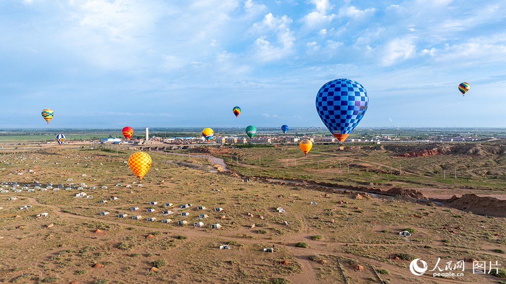 PDChinaLife's tweet image. Catch the colors, rise with the breeze, and let joy soar! In Dengkou County, north China&apos;s Inner Mongolia, a nationwide hot air balloon competition filled the sky with breathtaking bursts of color.