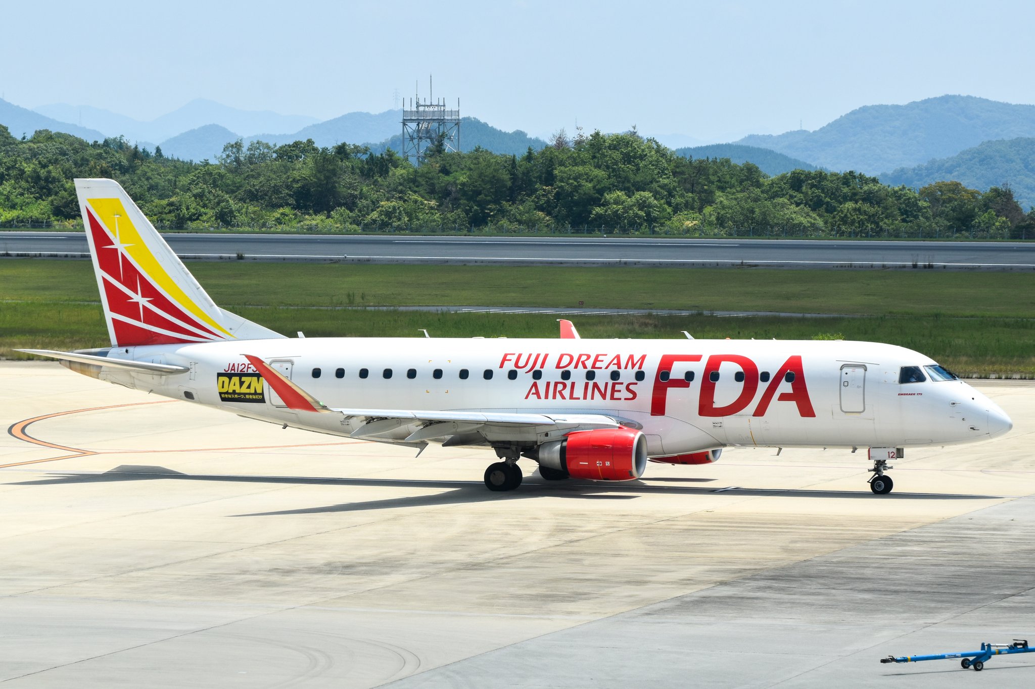 航空機・ヘリコプター FDA E175 1/100 🎏イルカ🎐✈空港居座りバス運転手🚍 on X: 