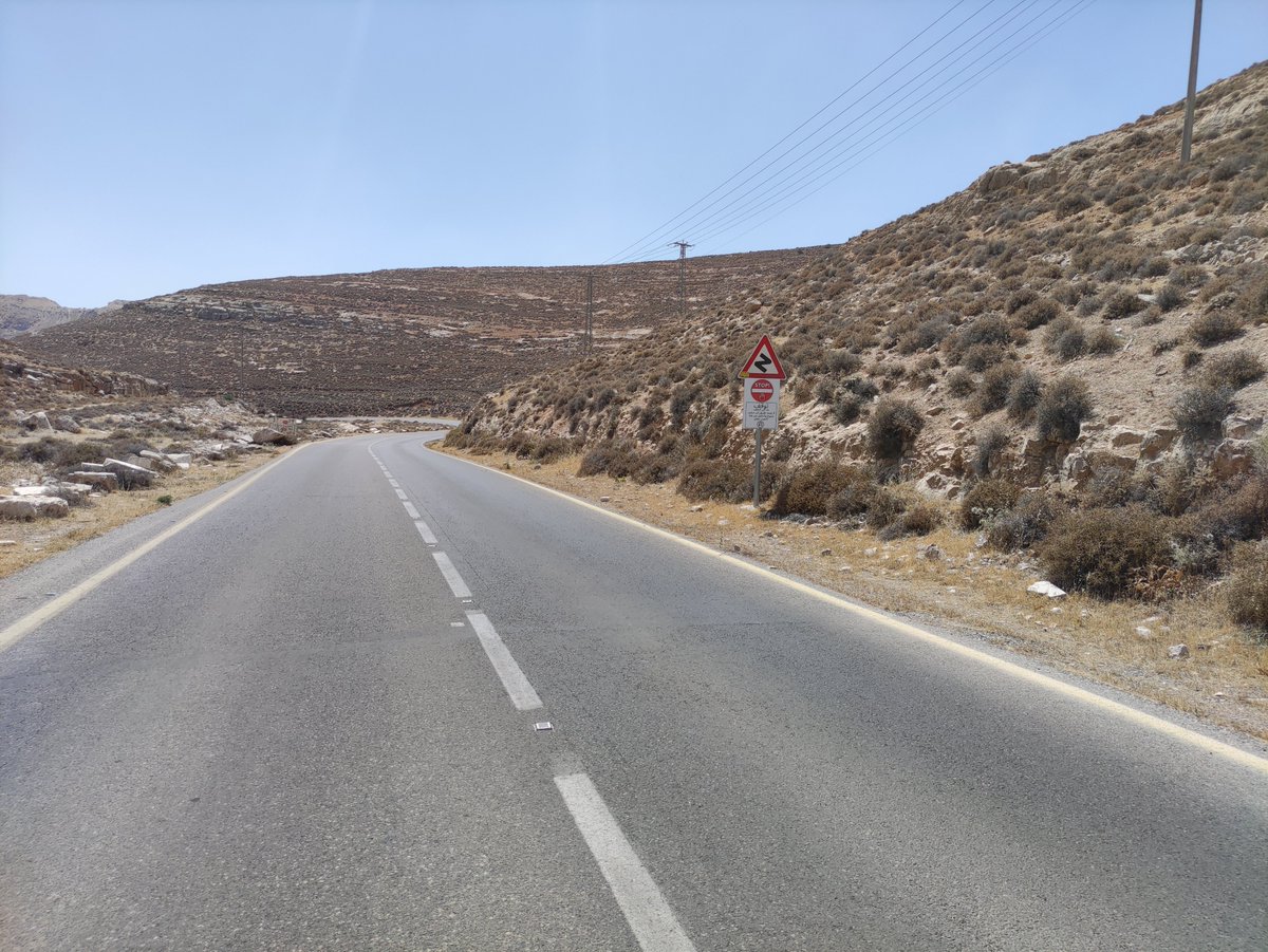 dror_etkes's tweet image. עוד זווית על האנרכיה בגדה המערבית.
השלט לצד הכביש הזה שהונטש לחלוטין מתנועה של פלסטינים מאז 7.10 (גם לפני כן היא היתה דלילה), הוא אלתור של מליציית המתנחלים המקומית. זה מה שכתוב:
"עצור
חזור אחורה
אין מעבר מכאן לסעיר, שיוח' (אמור להיות אל-שיוח') וחברון
המעבר סגור"
ואכן הוא סגור.