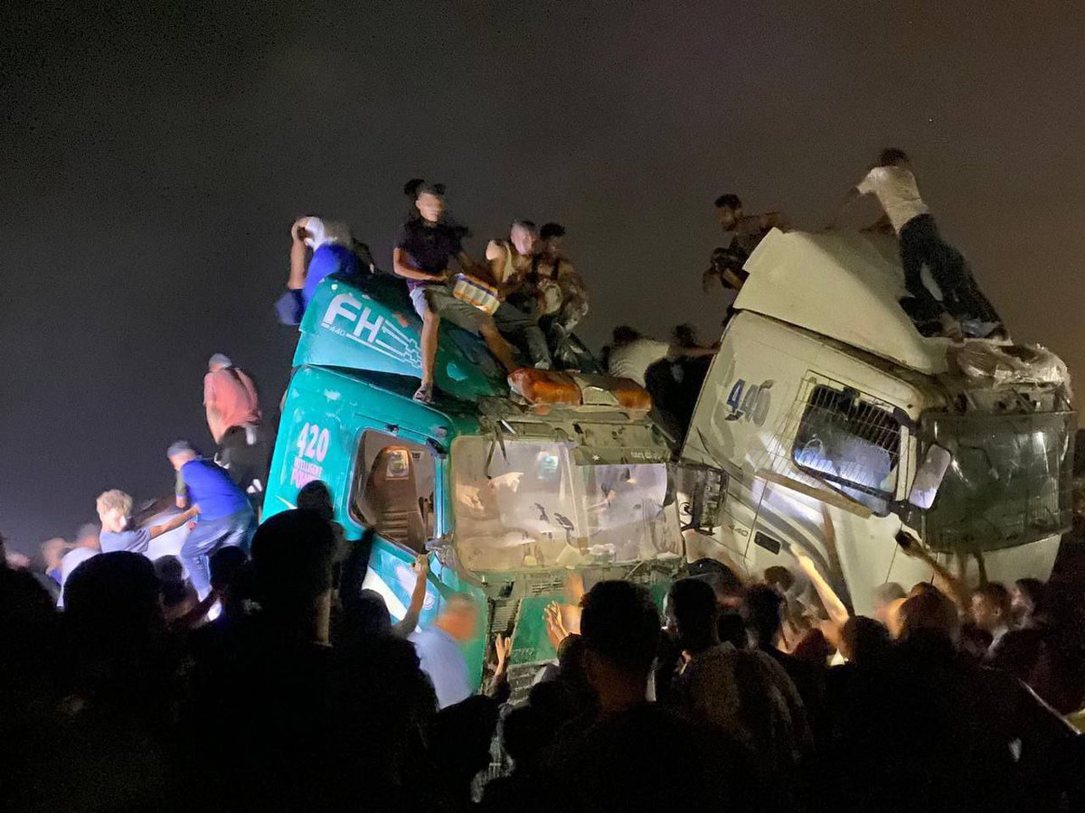 Adi13's tweet image. Looting of aid trucks that entered the Strip in the past 24 hours - including trucks belonging to merchants carrying goods such as frozen chicken - were looted last night, according to Gazan sources.
Is this the nature of food distribution that Britain and Western European…