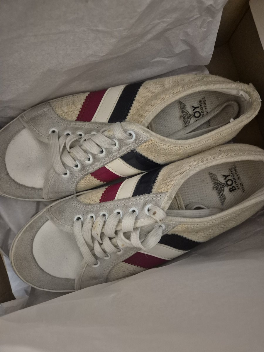 여름이라 냄새나는거같길래 버리려고 하는데 ㅂㅅ들은 좋다고 사가겠지?ㅋㅋㅋㅋ 연락주셈
참고로 에어포스 이건 누가 깔창 뜯어가서 없음 너네같은 애들이 뜯어간듯ㅅㅂ