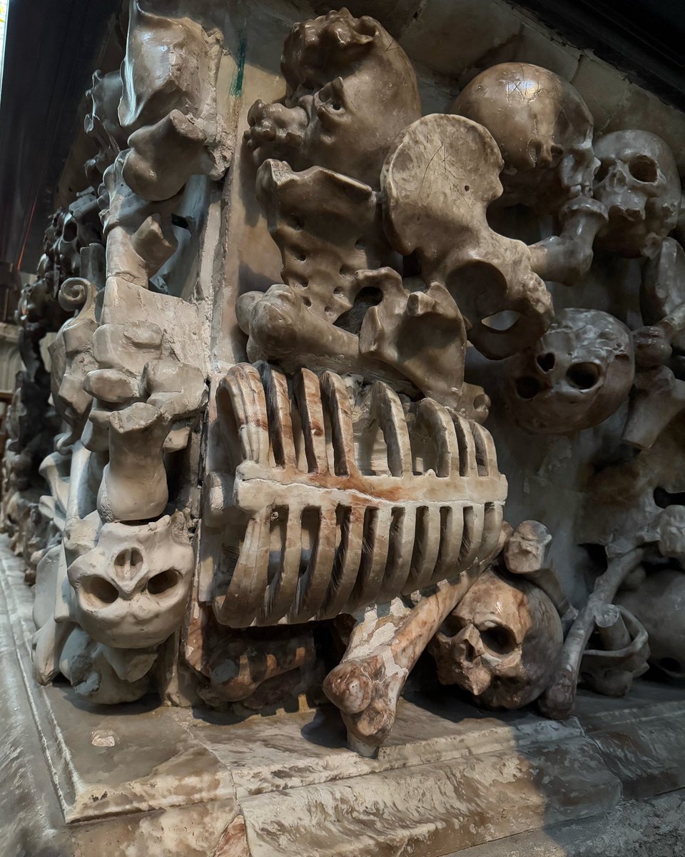 InDamnatio's tweet image. Details from the outstanding tomb chest of Dean Fotherby, d.1619, Canterbury Cathedral
The memorial is described as 'a bone-encrusted tomb-chest … a fine example of that obsessive early seventeenth-century morbidity which repelled later, more squeamish observers'
I love it!