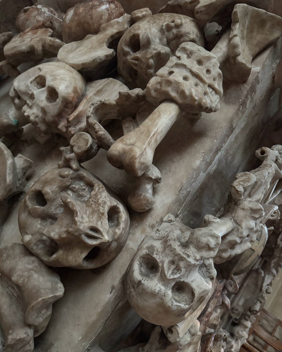 InDamnatio's tweet image. Details from the outstanding tomb chest of Dean Fotherby, d.1619, Canterbury Cathedral
The memorial is described as 'a bone-encrusted tomb-chest … a fine example of that obsessive early seventeenth-century morbidity which repelled later, more squeamish observers'
I love it!
