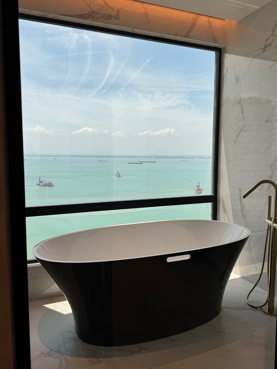 dannypostmaa's tweet image. Always nice when your past-self booked a really nice room and you totally forgot about it ✨