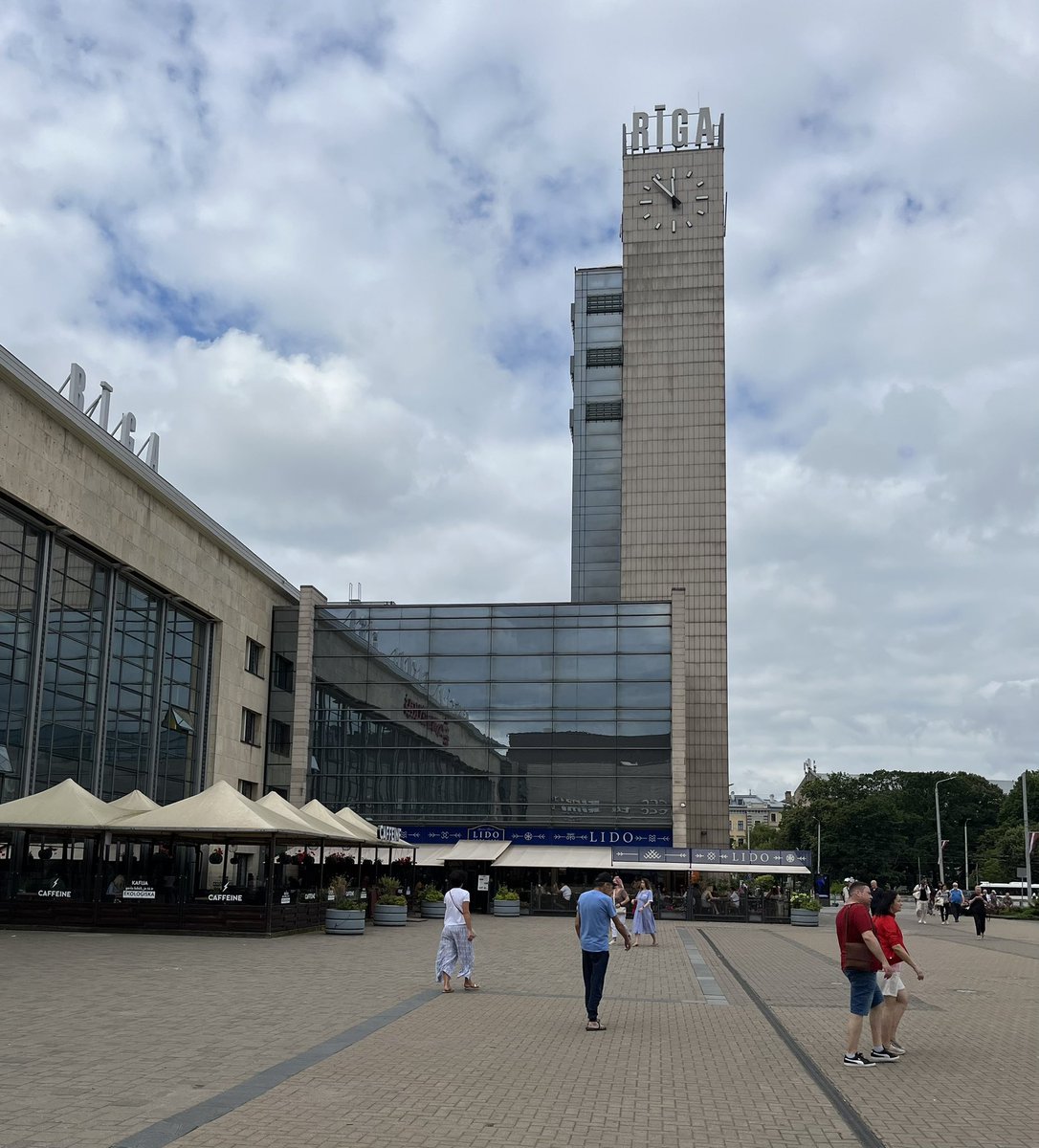 MicheleBerdy's tweet image. Your #morningcalm from Riga is the cool 60s-vibe clock tower in front of the Central Train Station.
