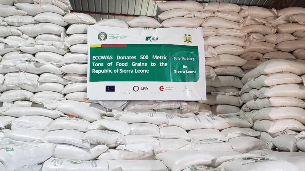 ECOWASdevparcel's tweet image. ECOWAS has donated 500 metric tons of white rice to Sierra Leone, through its Regional Food Security Reserve.This aid,delivered on July 14, 2025, in Bo City, aims to support the country&apos;s National Response Plan and the &quot;Feed Salone&quot; initiative, for vulnerable populations in need.