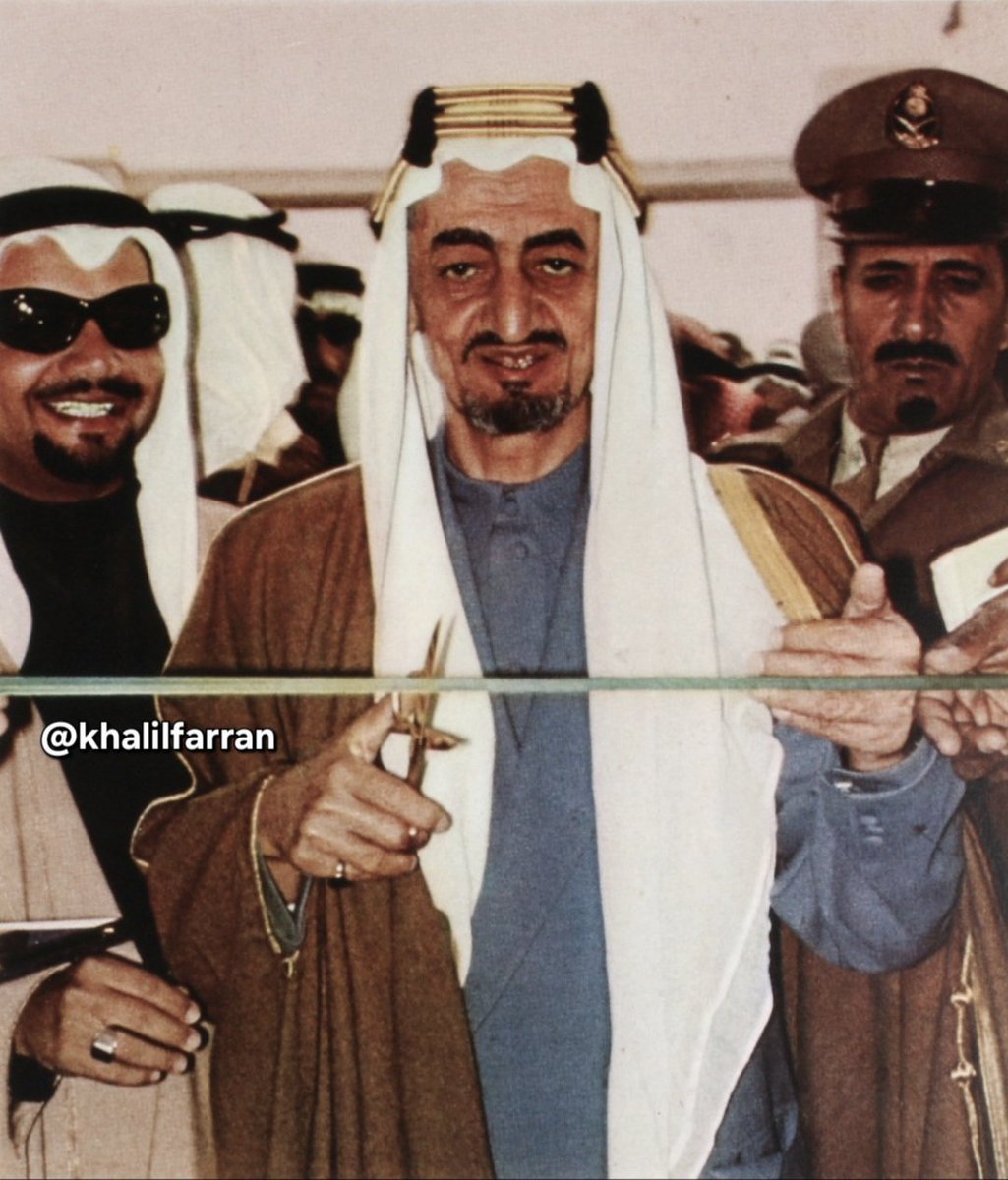khalilfarran's tweet image. صورة نادرة لم تنشر من قبل ..
الملك #فيصل_بن_عبد_العزيز يقص شريط الإفتتاح الرسمي ل #كلية_البترول_والمعادن وقد بدا الى يمينه معالي الشيخ #أحمد_زكي_يماني وزير البترول والثروة المعدنية رحمهم الله
#الظهران 8 شوال 1384هجري الموافق 9 فبراير 1965م .
#جامعة_الملك_فهد_للبترول_والمعادن